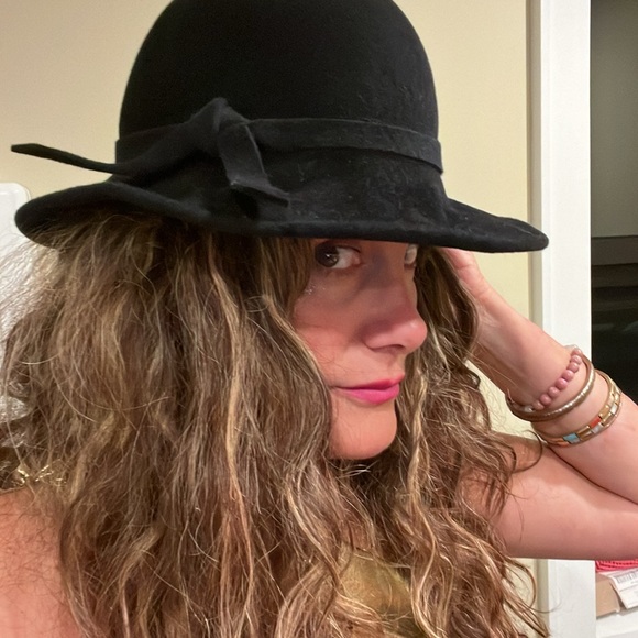 Demure Hat - Picture 1 of 4